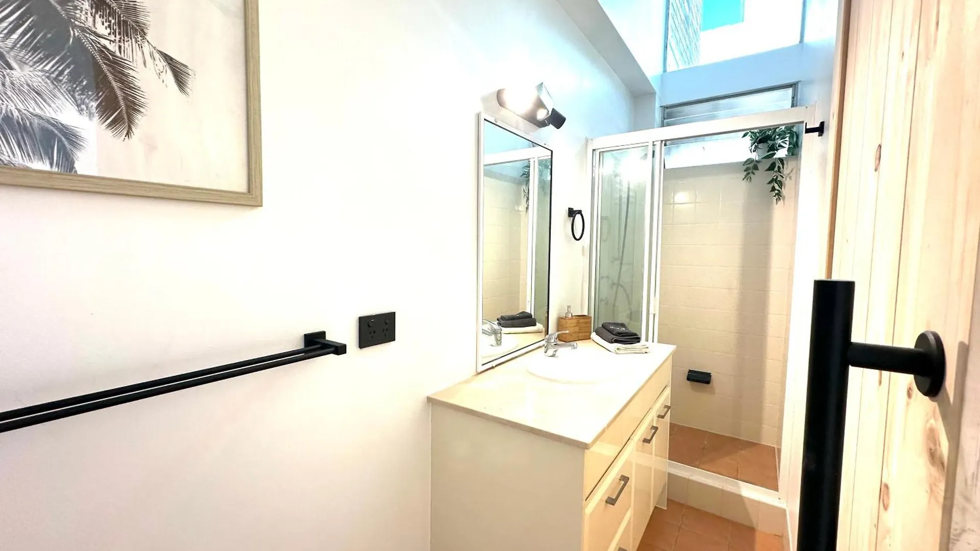 גולד קוסט 3 Bedrooms With Views Over Kirra!